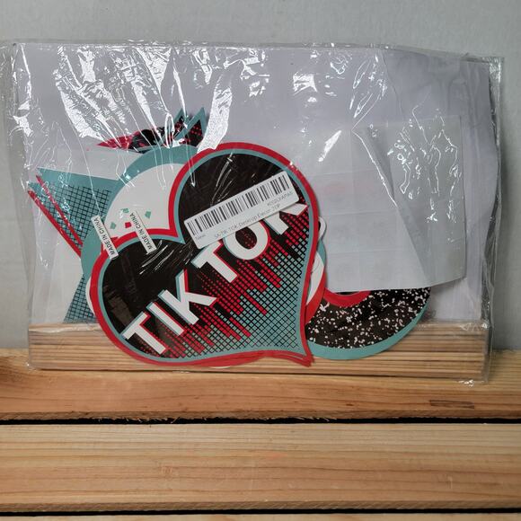 Tik-Tok Photo Op Set NEW - Picture 2 of 2